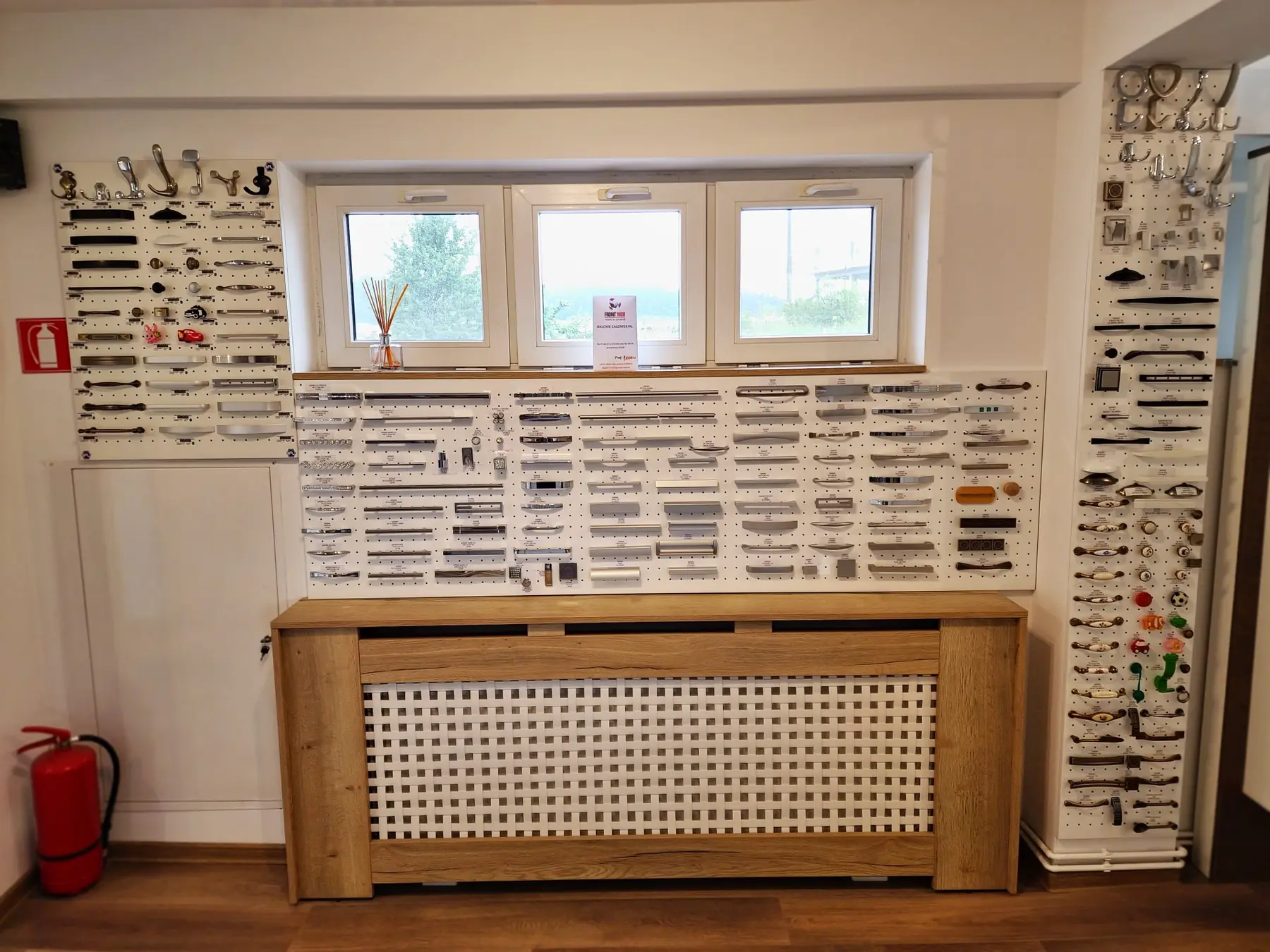 Peretele de mânere din showroom