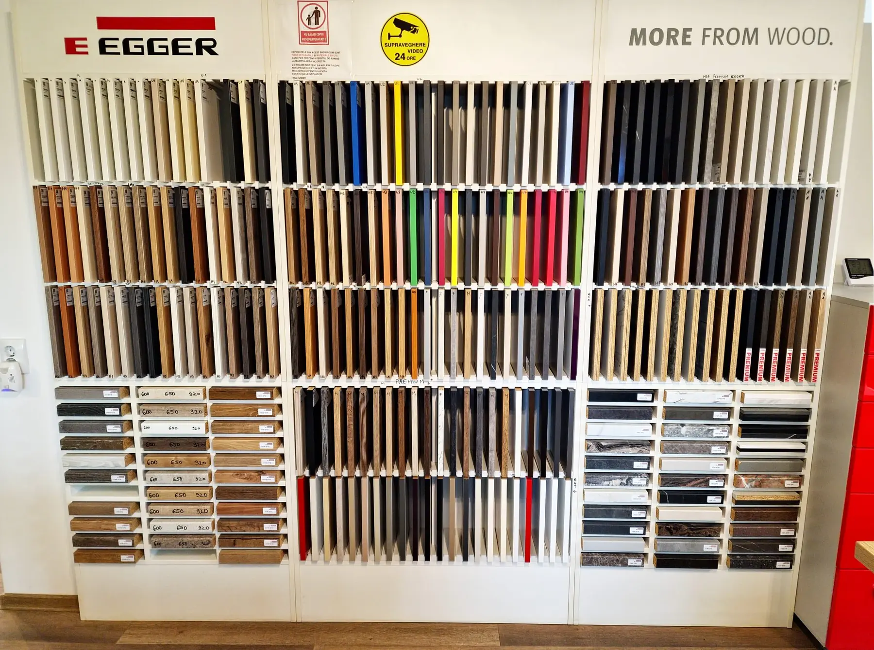 Peretele de mostre Egger din showroom