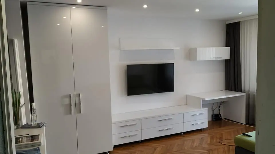 Living 18, front MDF lucios